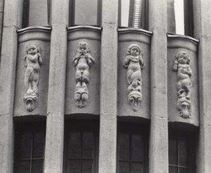 Leipzig, Reichsstraße 4-6 / Nikolaistraße 5-9 / Schuhmachergäßchen 2. Messehaus "Speck's Hof" (1908-1909; E. F. Hänsel, 1911 und 1926). Eckansicht, Detail Fassade Nikolaisstraße: Faun-Putten-Reliefs (u. a. musizierend mit Doppelaulos)