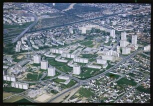 Freiburg: Freiburg-Weingarten mit Berliner Allee, Dreisam