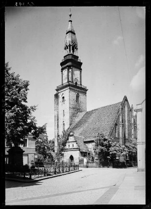 Oels (Olesnica/Polen). Schlosskirche St. Johannes. Straßenansicht