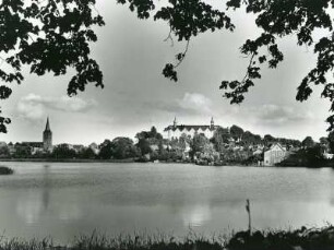 Plön. Der Plöner See. Im Hintergrund Schloss Plön und die Nikolaikirche