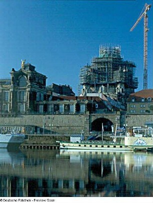 Hochschule für Bildende Künste : Blick über die Elbe gegen Brühlsche Terrasse mit Hochschule für Bildende Künste, dahinter die eingerüstete Frauenkirche, im Vordergrund auf der Elbe das Dampfschiff "Stadt Wehlen"