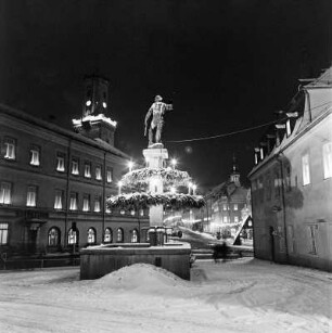 Schneeberg, Weihnachtszeit : Rathaus und Bergmannsbrunnen "Neuer Anbruch" am Marktplatz. Winteraufnahme