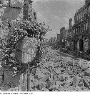 Dresden. Straßenbild mit Kranz (Totensonntag)