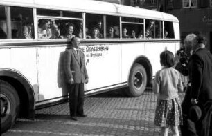 Freiburg: [?] vor dem Bus