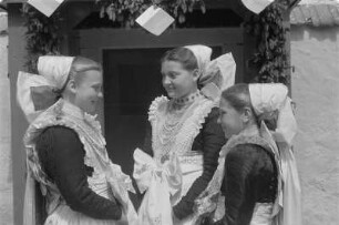 Mädchen als Brautjungfern in sorbischer katholischer Tracht. : Družki na kwasu w čornym pjezlu.