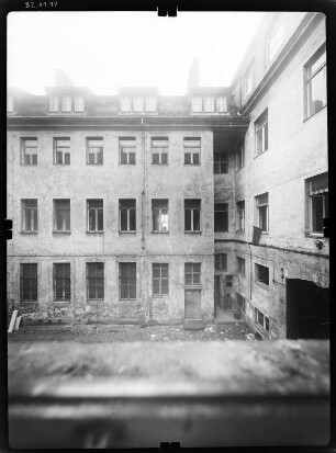 Dresden-Neustadt, Köpckestraße (Große Meißner Straße) 15. Ehem. Kollegienhaus (1723-1724; J. G. Gebhardt). Erster (Großer) Hof (östlicher Seitenflügel)