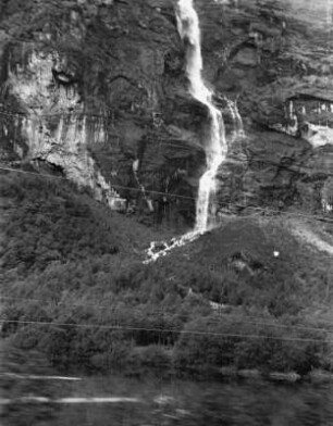 Wasserfall : Felswand und einen Wasserfall.