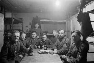 Zweiter Weltkrieg. Niederlande unter deutscher Besatzung. Angehörige der deutschen Wehrmacht in einer Unterkunft (wohl bei Den Haag)