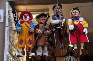 Marionetten in Prag : In vielen Geschäften der Prager Altstadt werden von Künstlern hergestellte Marionetten angeboten, aufgenommen 2008
