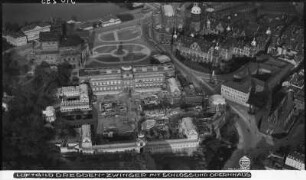 Dresden-Altstadt: Theaterplatz und Zwinger zur Zeit der Restaurierung 1932 von Südwesten. Luftbild-Schrägaufnahme