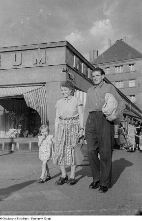Familie vor einem Konsum