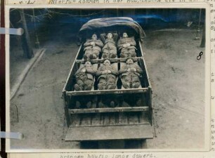 Foto eines zum Transport von Verwundeten eingerichteten Lastkraftwagens mit zwölf Soldaten beladen