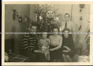 Gruppenfoto vor dem Weihnachtsbaum