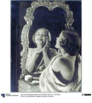 Frau in Morgenmantel mit Cremetopf