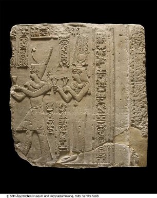 Reliefblock mit der Darstellung des Königs Ptolemaios VIII. und seiner Gemahlin Kleopatra beim Opfer