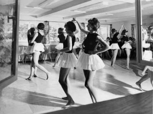 Wertach/Oberallgäu. Jugenerholungsheim der Deutschen Angestellten Krankenkasse (DAK). Junge Frauen üben in ihrer Freizeit eine Ballettaufführung.