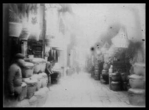 Kanton (Guangzhou), China. Gasse mit Läden von Korbhändlern