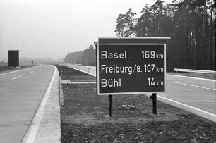 Baden-Baden: Schild "Basel 169 km, Freiburg 107 km, Bühl 14 km"