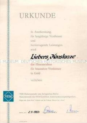 Verleihungsurkunde zum Ehrenzeichen für besondere Verdienste des VEB Elektroprojekt und Anlagenbau Berlin (VEM) in Gold