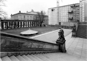 Blick von der Freitreppe der Nationalgalerie auf die Kolonnaden, das Alte Museum und das eingerüstete Neue Museum