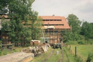 Drahtmühle: Restaurierung: Blick von Süden: Wassermühle mit Gerüst: Satteldach und breite Gauben bei Neudeckung: im Vordergrund Baumaterialien