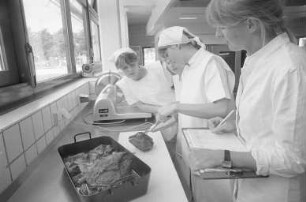 Gertrud-Bäumer-Schule. Abschlussprüfung am zweijährigen Berufskolleg für Hauswirtschaft und Textilarbeit