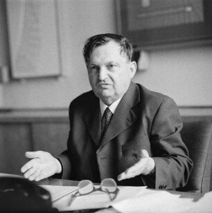 Dresden-Räcknitz, Haeckelstraße 20. Institut für Tieftemperaturphysik der Deutschen Akademie der Wissenschaften zu Berlin. Direktor Prof. Dr. Ludwig Bewilogua an seinem Schreibtisch