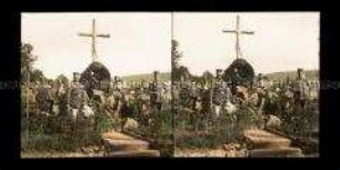 Soldaten am Grabmal auf dem Friedhof, Montmedy