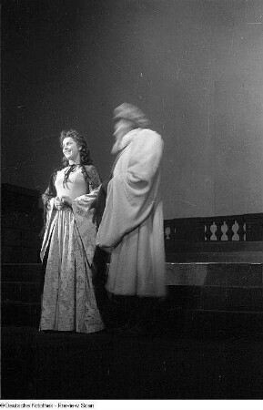 Szenenbilder aus dem Stück "Hamlet" von William Shakespeare am Deutschen Theater Berlin : Szene mit Agathe Poschmann als Ophelia (links)
