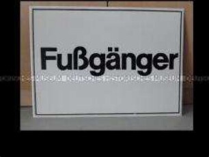 Schild "Fußgänger" für eine Grenzübergangsstelle
