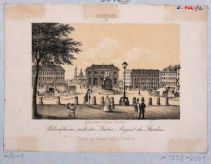 Der Neustädter Markt in Dresden, Blick nach Süden, mit dem Reiterstandbild August des Starken (Goldener Reiter), der Neustädter Wache (Blockhaus) und Blick über die Augustusbrücke auf die Altstadt