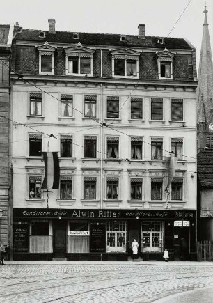 Leipzig, Café Alwin Ritter : Leipzig-Lindenau, Café Alwin Ritter, Straßenfront des Wohn- und Geschäftshauses mit Konditorei und Café. Straßenfassade, rechts Turm der Nathanaelkirche