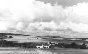 Markersdorf-Friedersdorf. Blick vom Holländermühlenstandort über das Niederdorf nach dem Rotstein