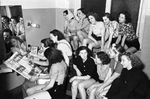 Plaza: Plaza-Girls proben; Alle Girls und Beck in dessen Garderobe