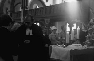 Badenweiler: Evangelische Pfarrkirche, Pfingstsonntag, Abendmahl mit Pfarrer Hegel