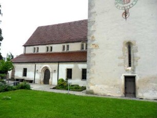 Kirche von Süden mit Kirchturmbasis (romanisch mit Schlitzfenstern) sowie Langhaus (romanische Basilika) mit veränderten Obergadenfenste-19052013il--
