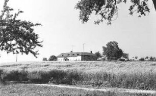 Weifa (obersorbisch Motydło). Blick zum Mühlengehöft mit der Ruine der Holländermühle