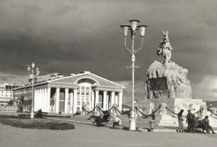 Ulan Bator. Suche-Bator-Platz mit Suche-Bator-Denkmal und Nationaltheater