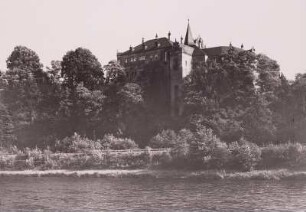 Schloß Döben an der Mulde : Döben. Schloß (14./17. Jahrhundert, 1857; K. M. Haenel). Ansicht vom gegenüberliegenden Ufer der Mulde