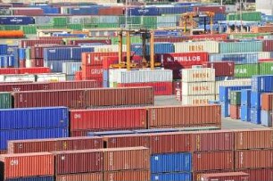 Barcelona - Containerstapel : Container sind im Hafen gestapelt. Aufgenommen am 16. Oktober 2009 in Barcelona