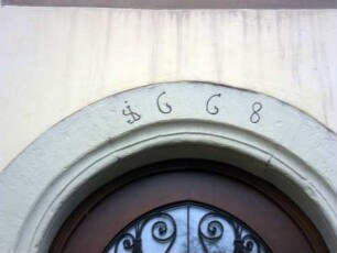 Frauenkirche-(Marienwallfahrt seit 1450)-Traufseite - Türgewände (Schlußstein) mit Jahreszahl 1668 (Neubau auf Vorgänger)