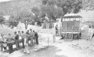 Internierung der Besatzungsangehörigen der "Columbus" im in Algerien gelegenen Internierungslager "Camp Suzzoni", Männer am Waschbecken