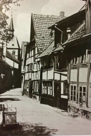 Bruchmauerstraße. Detmold. Blick nach Westen, im Hintergrund der Turm von St. Bonifatius