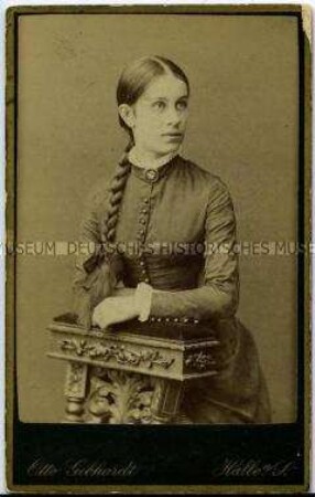 Junge Frau mit langem Zopf, Carte de Visite