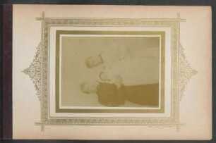[Gruppenporträt von Helene Mengen, ihrem Kind Elsa Mengen und ihrer Schwester (?), Kniestück, stehend]