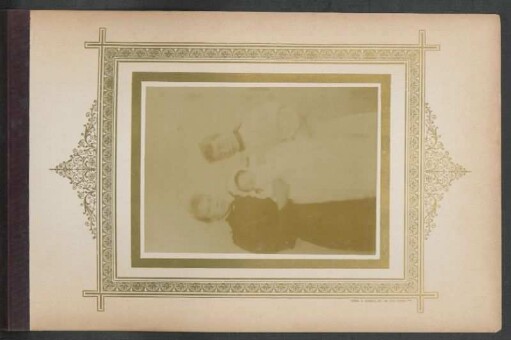 [Gruppenporträt von Helene Mengen, ihrem Kind Elsa Mengen und ihrer Schwester (?), Kniestück, stehend]