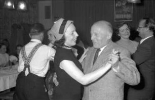 St. Märgen: Hirschen; Prof. Asal und Frau Buschkiel tanzen