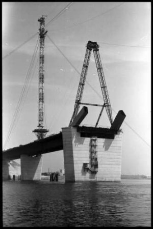 Fehmarnsund: Südliche Bogenstütze der Brücke, vom Boot aus