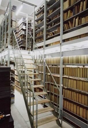 Sächsische Landesbibliothek - Staats- und Universitätsbibliothek Dresden. Zentralbibliothek (ehem. Landesbibliothek). Erdgeschoss (Flachbau). Abteilung Benutzung, Magazin mit Treppe zum aufgeständerten Zwischenboden : Dresden-Neustadt, Marienallee 12. Sächsische Landesbibliothek - Staats- und Universitätsbibliothek Dresden. Zentralbibliothek (ehem. Landesbibliothek). Erdgeschoss (Flachbau). Abteilung Benutzung, Magazin mit Treppe zum aufgeständerten Zwischenboden