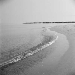 Wellenbrecher am Strand von Henkenhagen (heute: Ustronie Morskie)
